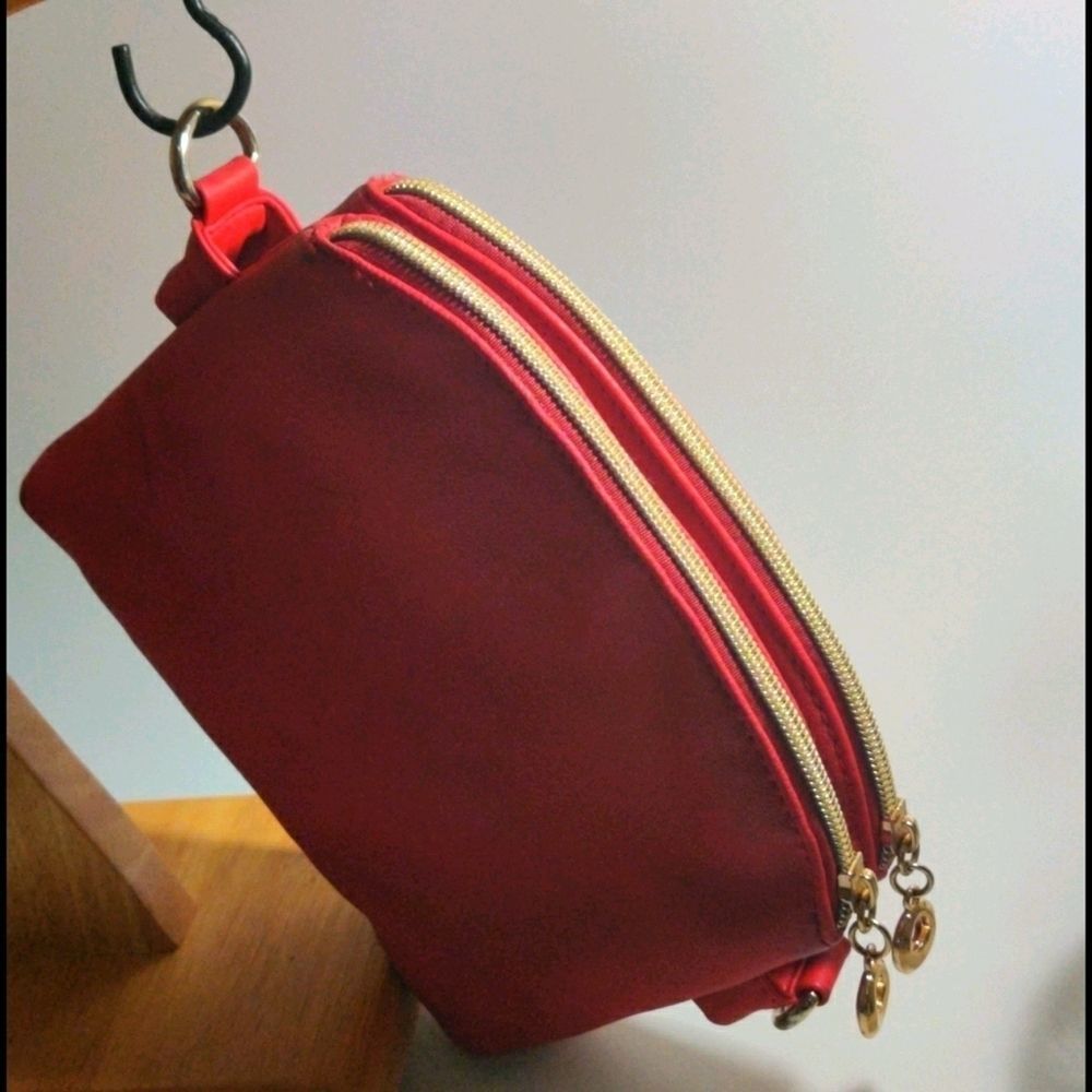 Charming Charlie "Red Lip" Clutch‎ with double zip